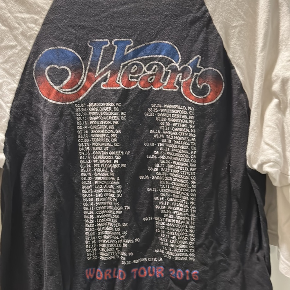 Vintage 2016 Tultex Heart tour T shirt 19.5” pit-pit - Picture 3 of 5